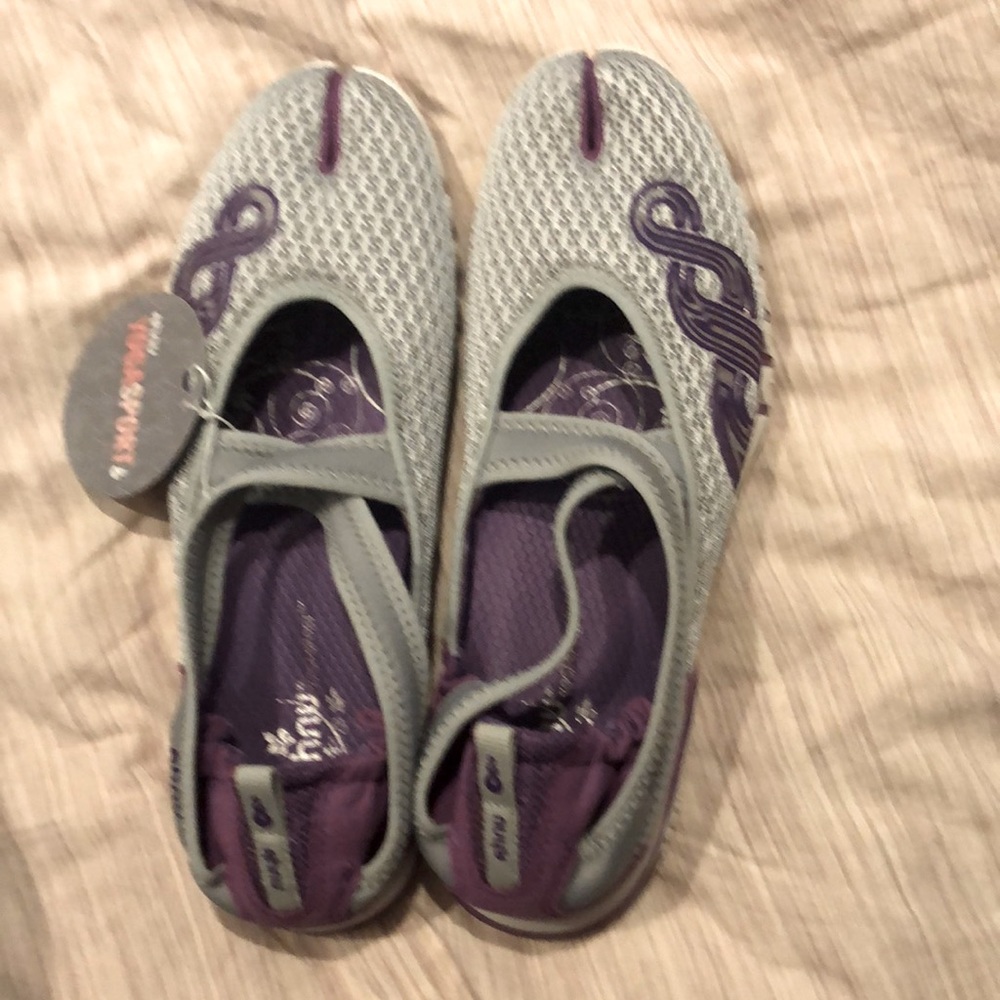 Ahnu yoga split